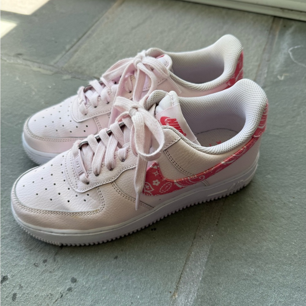 Womans Nike Air Pink size 7.5 sneaker Like new!